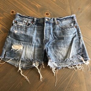 Super distressed Levi’s cutoffs